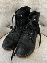 Charger l'image dans la galerie, Timberland Fleece Lined Boots (Size 8)