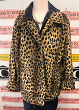 Cargar imagen en el visor de la galería, Dennis Basso Plush Leopard Car Coat (Size M)