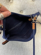 Charger l'image dans la galerie, Roots Crossbody Bag