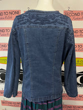 Cargar imagen en el visor de la galería, Floral Embroidered Shoulder Dark Denim Jacket (Size M)