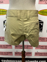 Cargar imagen en el visor de la galería, NWT Under Armour Khaki Shorts (Size 10)