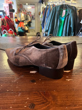 Cargar imagen en el visor de la galería, Unique Velvet Pointed Toe Lace Up Loafers (Size 10/EU 41)