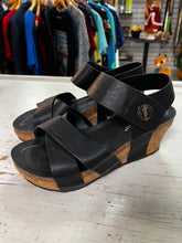 Cargar imagen en el visor de la galería, Pierre Dumas Velcro Wedge Sandal (Size 6)