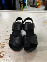 Cargar imagen en el visor de la galería, Pierre Dumas Velcro Wedge Sandal (Size 6)