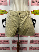 Cargar imagen en el visor de la galería, NWT Under Armour Khaki Shorts (Size 10)