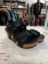 Cargar imagen en el visor de la galería, Pierre Dumas Velcro Wedge Sandal (Size 6)