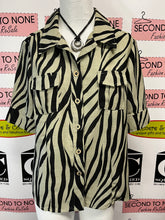 Cargar imagen en el visor de la galería, Lana Lee Beige Zebra Print Top (Size 10)