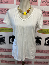 Cargar imagen en el visor de la galería, Eddie Bauer White 100% Cotton T-Shirt (Size M)