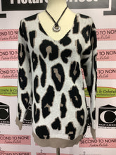Cargar imagen en el visor de la galería, NWT Cheetah Plush Sweater (Size XXL)