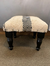 Cargar imagen en el visor de la galería, Taburete de pie Geo despeinado