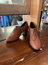 Cargar imagen en el visor de la galería, American Apparel High Heel Leather Lace Ups (Size 6)
