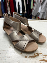 Cargar imagen en el visor de la galería, Earth Metallic Pisa Truro Sandals (Size 9)