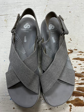 Cargar imagen en el visor de la galería, Clarks Cloudsteppers Sandals (Size 9 1/2)