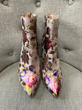 Cargar imagen en el visor de la galería, Anne Michelle Floral Heeled Boots (Size 10)