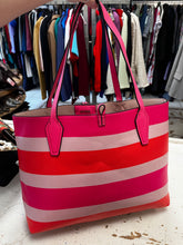 Cargar imagen en el visor de la galería, Guess Reversible 3-in-1 Tote Bag