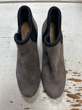 Charger l'image dans la galerie, Clarks Artisan Adya Bella Ankle Boots (Size 8)