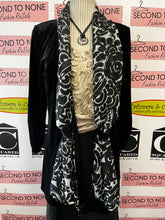 Cargar imagen en el visor de la galería, Black Velvet Cardigan with Scarf Accent (Size L/XL)