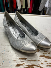 Cargar imagen en el visor de la galería, Un Tour en Ville Metallic Heels (Size 38=7)