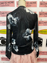 Cargar imagen en el visor de la galería, NWT Le Chateau Floral Top (Size M)