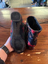 Cargar imagen en el visor de la galería, Topshop Brocade Black & Red Boots (Size 9/EU 40)