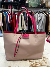 Cargar imagen en el visor de la galería, Guess Reversible 3-in-1 Tote Bag