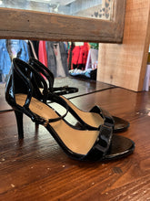 Load image into Gallery viewer, Michael Kor Pumps (Size 6.5)
