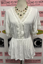 Charger l'image dans la galerie, Papillon Lace Detail Top (Size L)