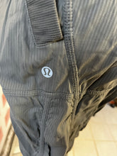 Charger l'image dans la galerie, Lululemon Ruched Studio Pants (Size 12)
