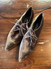Cargar imagen en el visor de la galería, Unique Velvet Pointed Toe Lace Up Loafers (Size 10/EU 41)