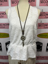 Cargar imagen en el visor de la galería, NWT White House Black Market Lace Tank (Size M)