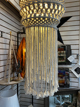 Charger l'image dans la galerie, Lampe suspendue en macramé