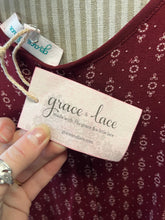 Cargar imagen en el visor de la galería, NWT Grace and Lace Burgundy Flowy Tank Top (Size L)