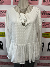 Cargar imagen en el visor de la galería, Cupcakes & Cashmere Sparkly Peplum Top (Size L)
