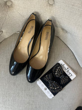 Cargar imagen en el visor de la galería, Michael Kors Pumps + Shoelery Clips (Size 9)
