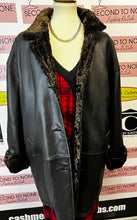 Cargar imagen en el visor de la galería, Danier Reversible Leather Jacket (Size L)