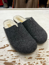 Cargar imagen en el visor de la galería, Made in Spain Felt Wool Clogs (Size 37=6)