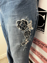 Charger l'image dans la galerie, Suzanne Betro Floral Applique Jeans (Size 16)