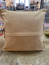 Charger l'image dans la galerie, Oreiller en peau de vache Outback