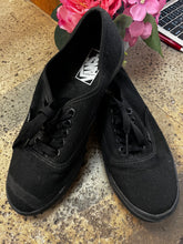Cargar imagen en el visor de la galería, Vans Black Sneakers (Women 8/Men 6.5)
