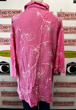 Cargar imagen en el visor de la galería, NWT Pink & White Floral Print Blouse (Size L)