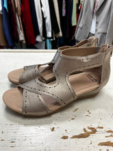 Cargar imagen en el visor de la galería, Earth Metallic Pisa Truro Sandals (Size 9)