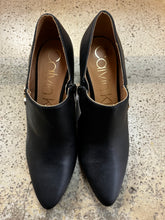 Charger l'image dans la galerie, NWT Calvin Klein Heels (Size 7 1/2)