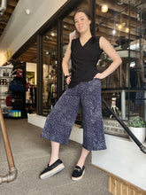 Charger l'image dans la galerie, Navy Fleck-Print Wide-Leg Cropped Pant (Made in Canada) (Only 1 XXL Left!)