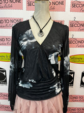 Cargar imagen en el visor de la galería, NWT Le Chateau Floral Top (Size M)