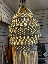 Charger l'image dans la galerie, Lampe suspendue en macramé