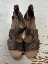 Cargar imagen en el visor de la galería, Earth Metallic Pisa Truro Sandals (Size 9)