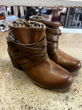 Load image into Gallery viewer, Roxy Heeled Ankle Boots (Size 6)