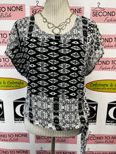 Load image into Gallery viewer, Red Coral Black & White Printed Top (Size M)