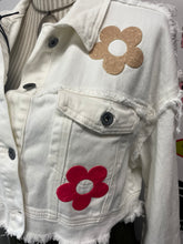 Cargar imagen en el visor de la galería, Cropped White Denim Jacket With Flower Motif