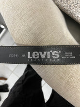 Charger l'image dans la galerie, Levi's Genuine Leather Belt (Size 30W)